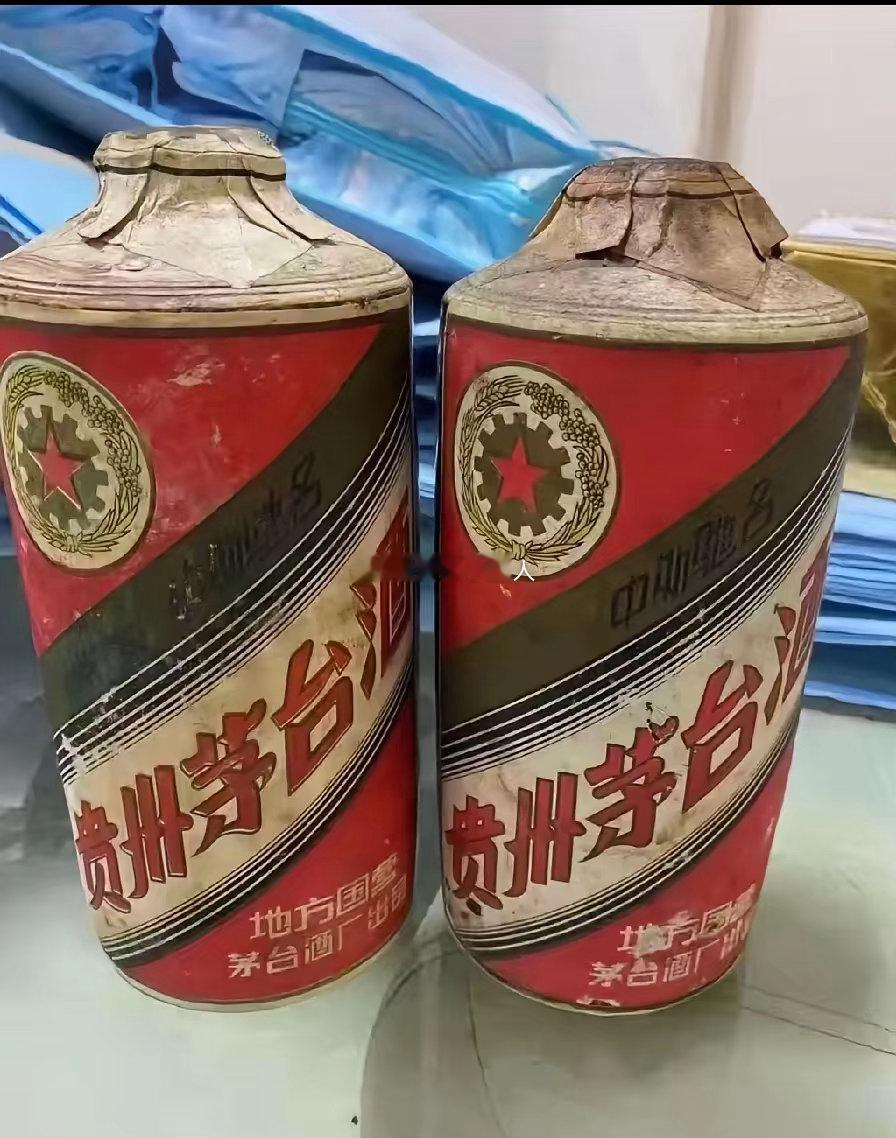 三年前堂弟买房钱不够，找我借了十五万。昨天他过来还钱，还带了两瓶酒给我。堂弟走后
