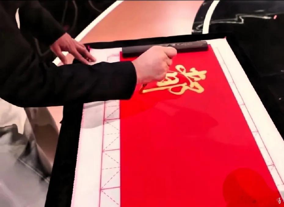 刘晓庆在节目中秀书法，最近她和张纪中一起参加了个综艺，活力满满！你还别说，这书法