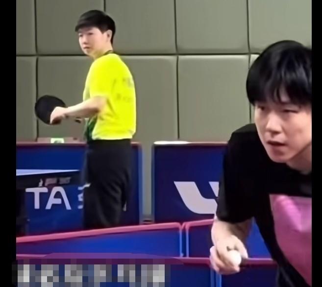 莎莎：我看看头哥练得怎么样？有没有偷懒啊？头哥：我练得很认真的，球迷们都可以替