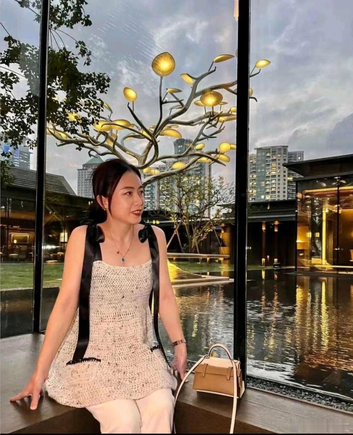 富婆甘比穿着自己钩织的衣服上海出游，45岁状态真好！很有气质！甘比肉眼可见的气质