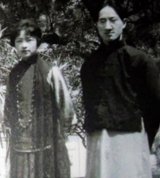 1932年，在徐志摩的葬礼上，陆小曼发疯似地喊道：你们根本不懂我的摩，赶紧给他换
