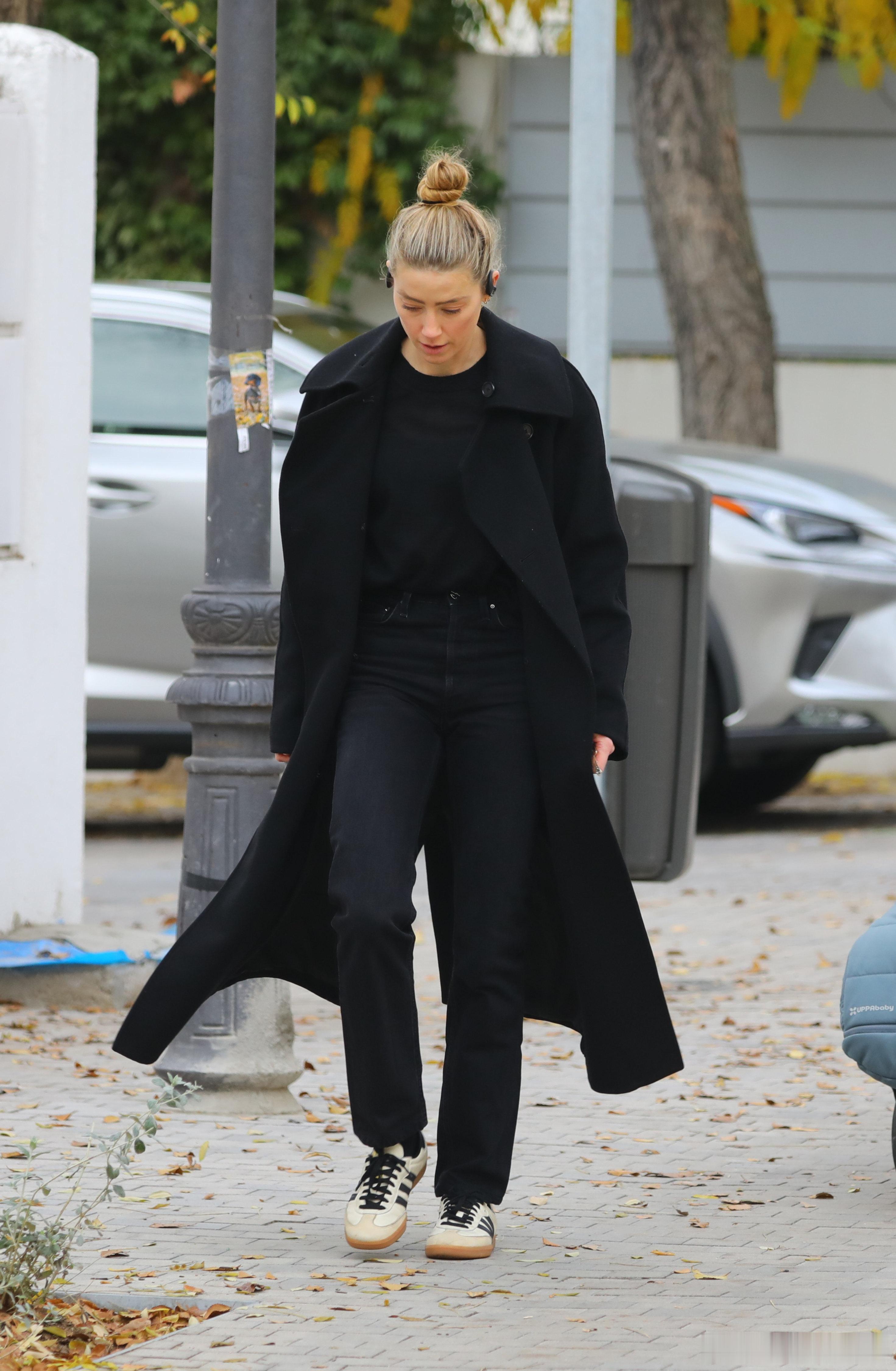 amberheard艾梅伯希尔德在马德里外出，和保姆带着一对双胞套儿女前往一私