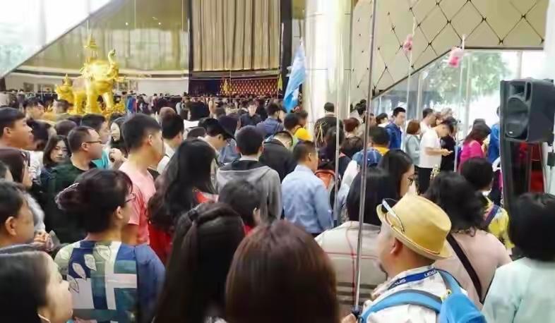 外媒破防了？中国长假不再“爆买”全球，钱都花在了国内景区！今年五一假期，全球