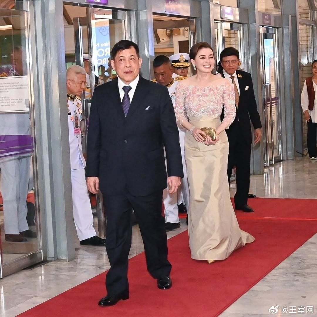 泰国王室🇹🇭9月12日，玛哈·哇集拉隆功国王和苏提达王后出席在泰国曼谷国家