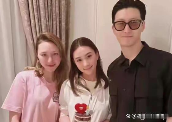 何超莲近日晒出家族全家福，窦骁首度现身三太的5号核心私宅，这处大宅极少允许外人进