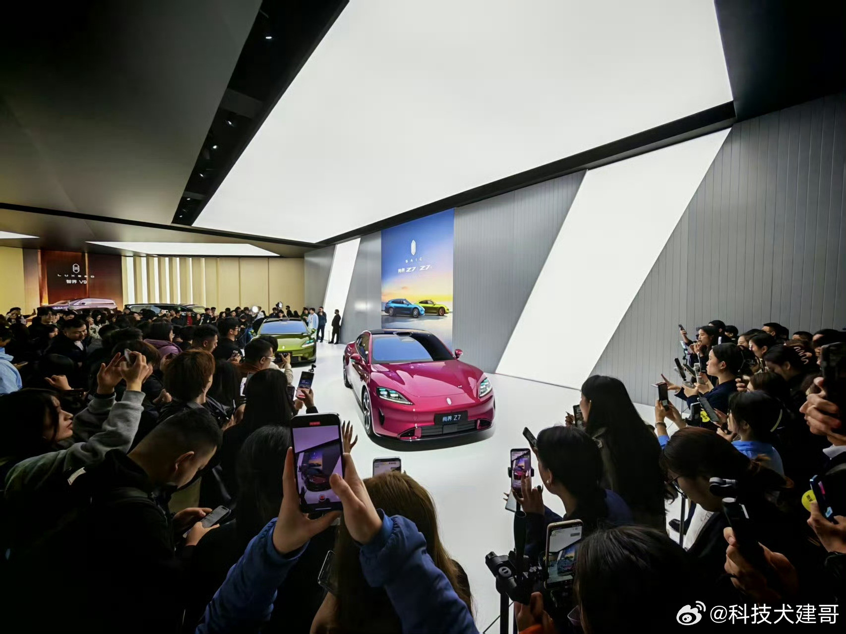 问界M8升级四激光雷达简单说，四颗激光雷达就是给车装了四双“超级眼睛”，让车能