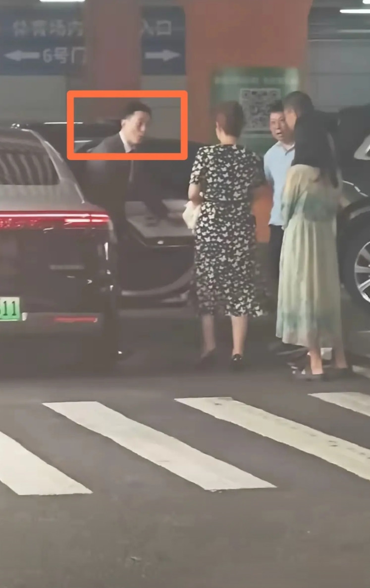 任正非给余承东一个“拼命三郎”的称号太对了，昨天周末本来余承东是休息，看他的行头