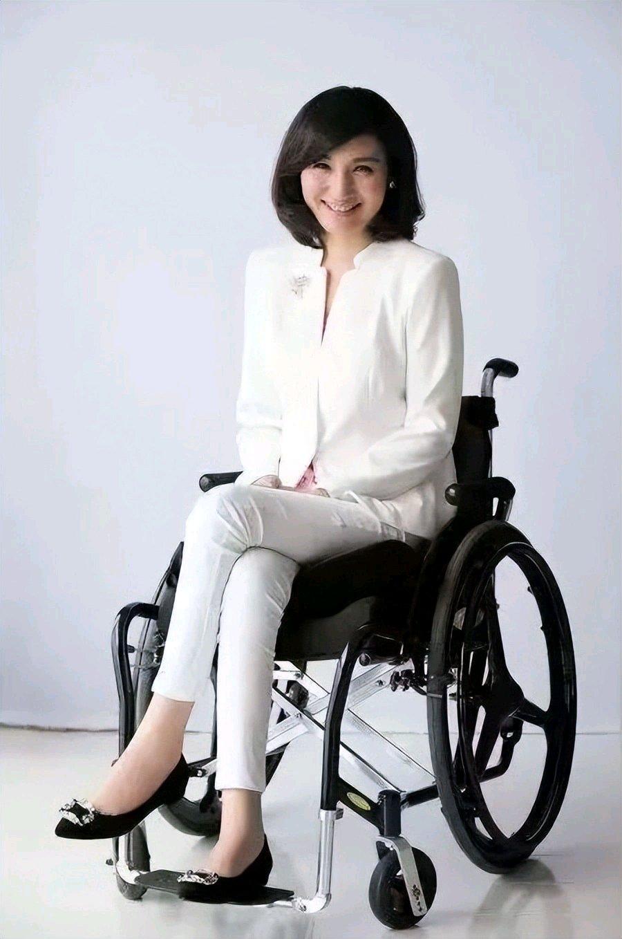 前湖南台一姐梁艺的人生，实在太让人唏嘘。2001年9月，她正为节目做准备，命运却