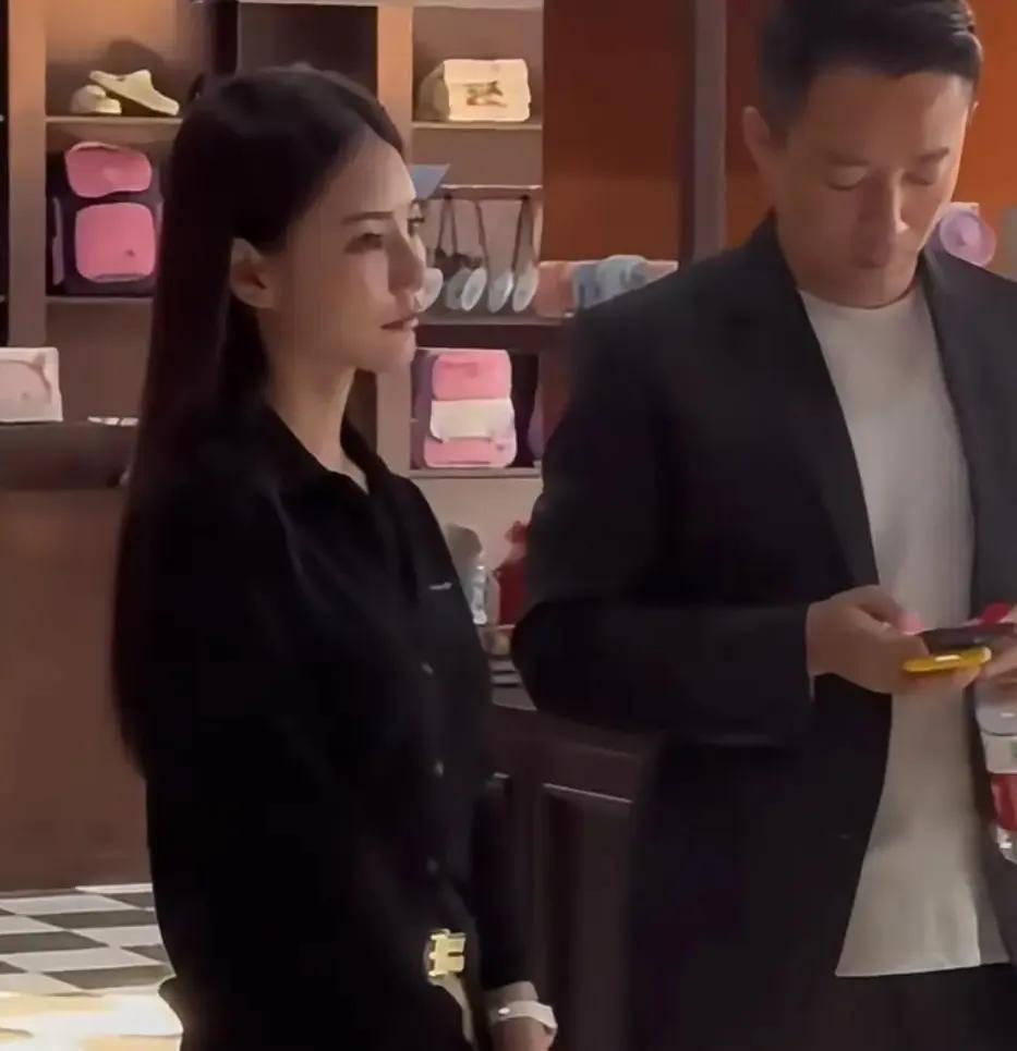 　　汪小菲的直播间里实在是与众不同　　汪小菲的直播现在都非常的从容不迫，直接就