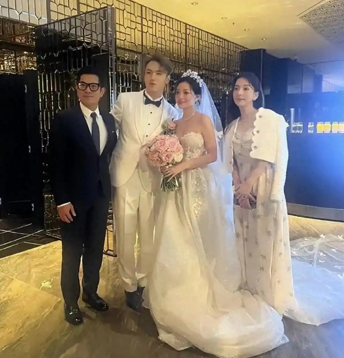郭富城60岁夫妻也好恩爱，一家四口幸福日常羡煞网友！有网友说想投胎当郭富城的儿子