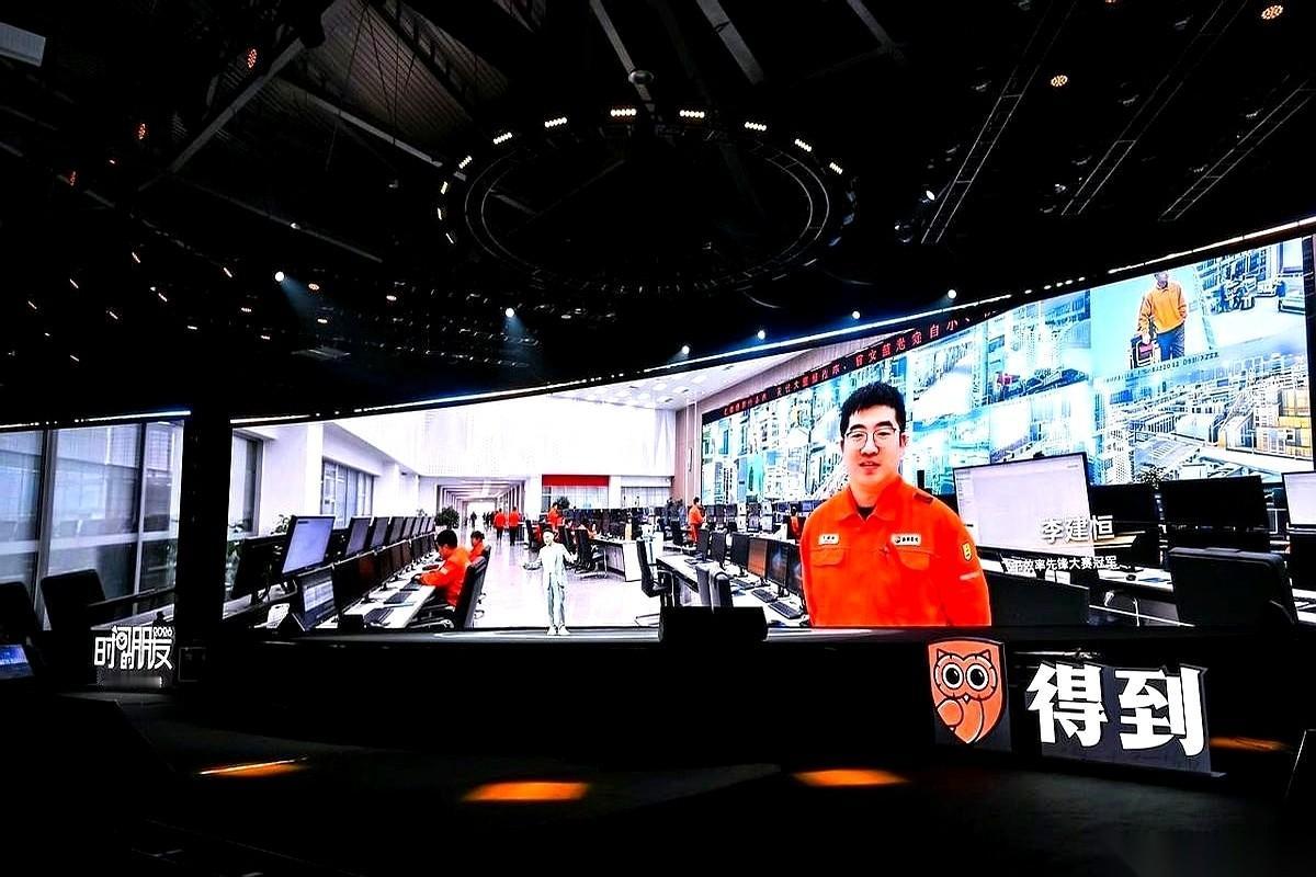 最要命的，不是火。是那滩该死的水。就因为那点反光，炼油厂几十个老师傅，眼睛熬