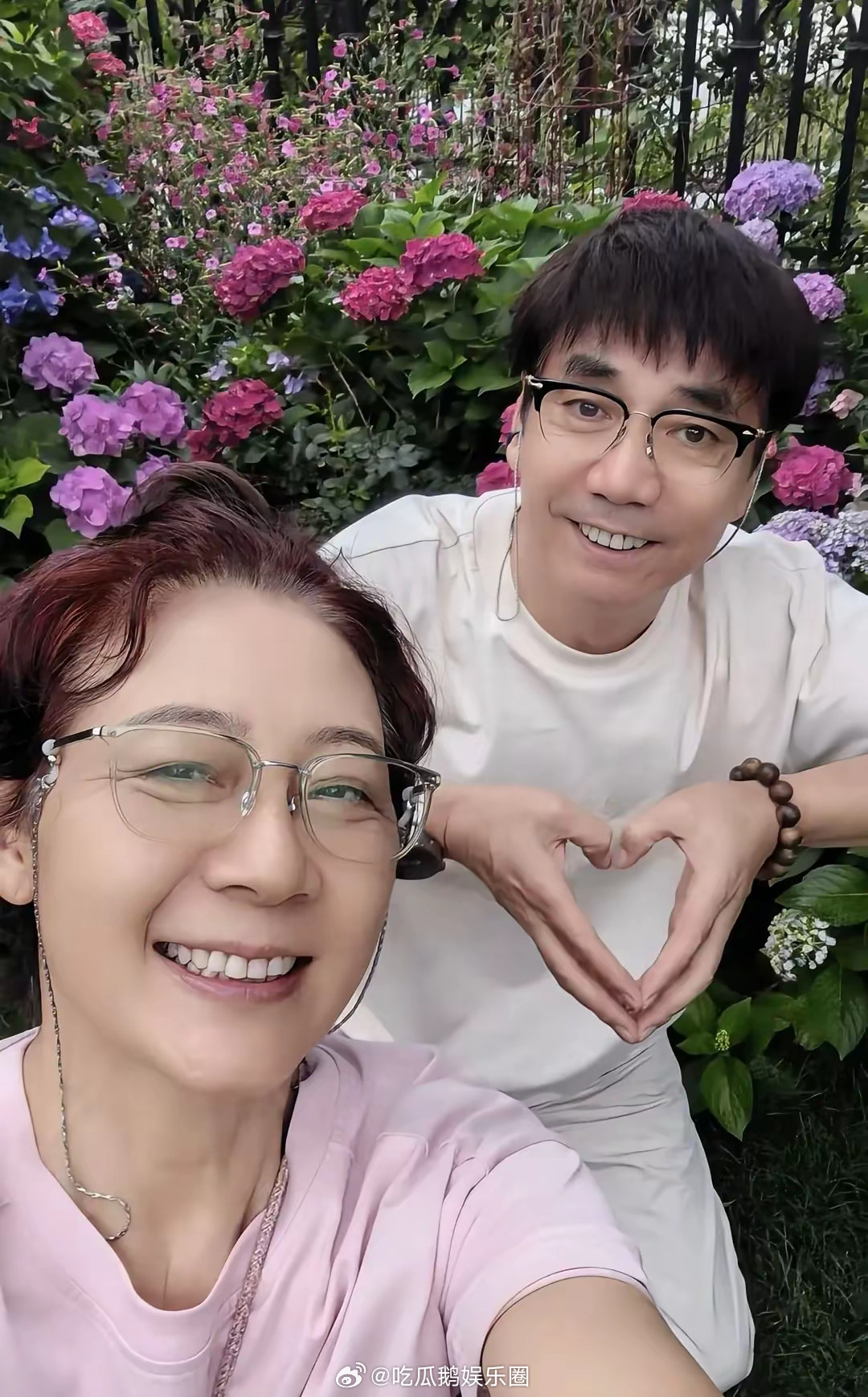 61岁范明和大六岁富婆妻秀恩爱，南京别墅曝光，花园上百平带泳池！！！​​​