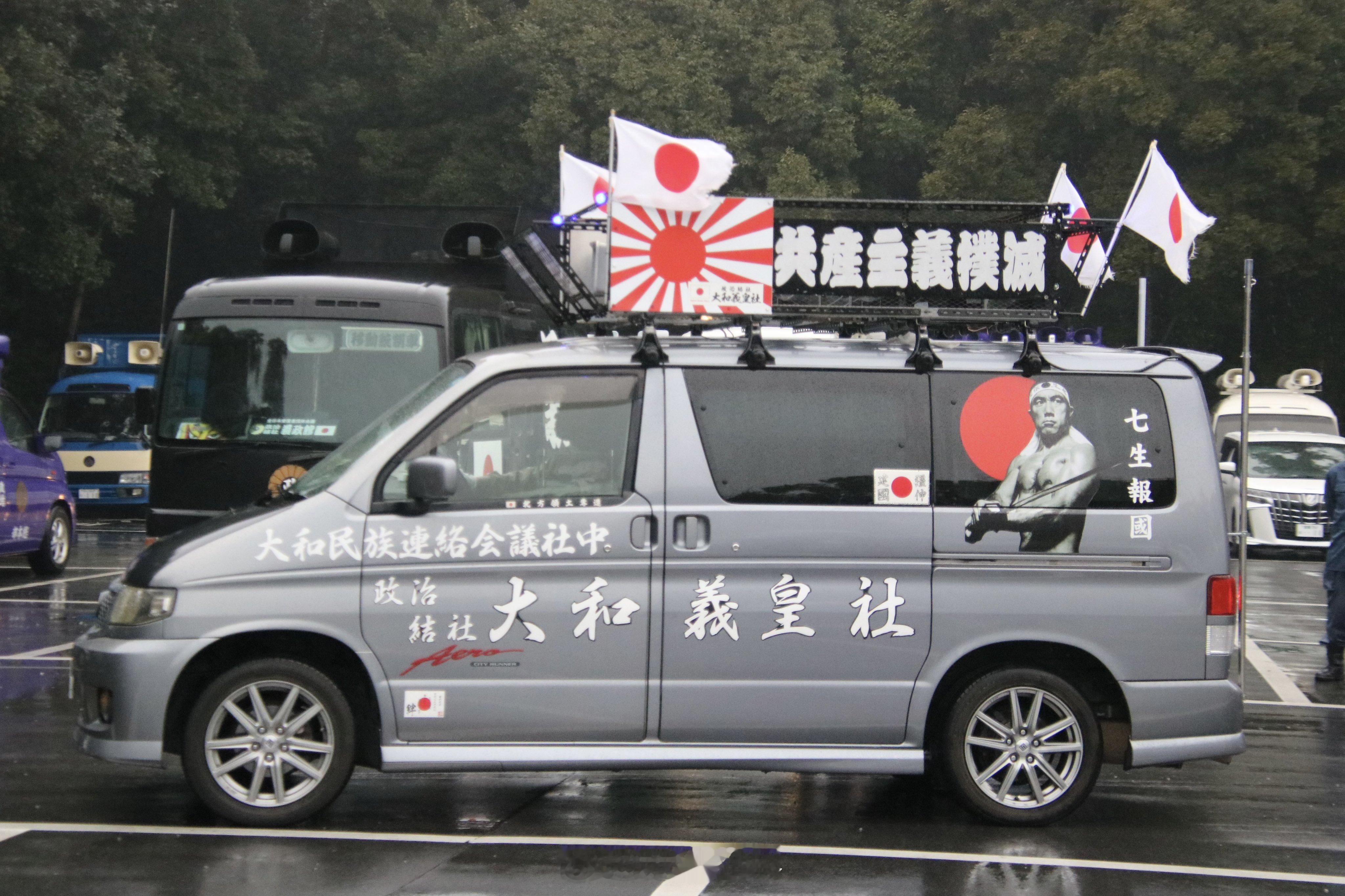 日本彻底右转2月11日是日本所谓“建国記念の日”，各路右翼团体纷纷出动，在街头