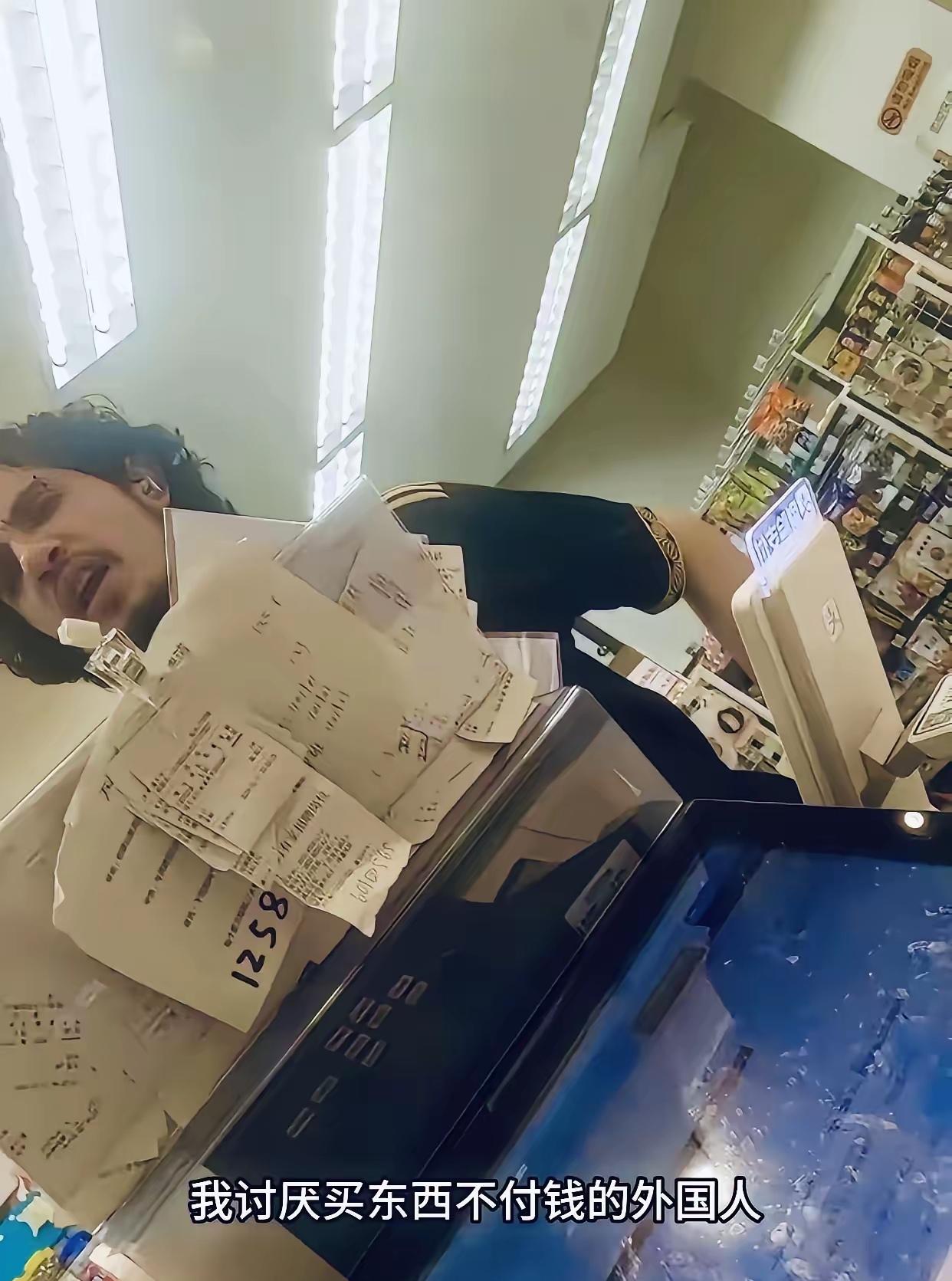 湖北一家小超市，外国小伙拿了一堆东西走到收银台。开口第一句：我喜欢中国，中国