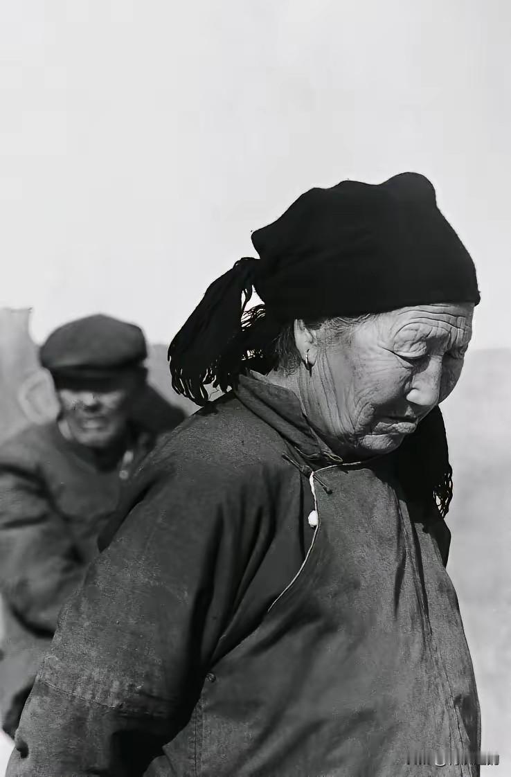 1943年，一个女乞丐正要出城，日军怀疑她是地下党，竟让她当众脱下衣服，这时，女