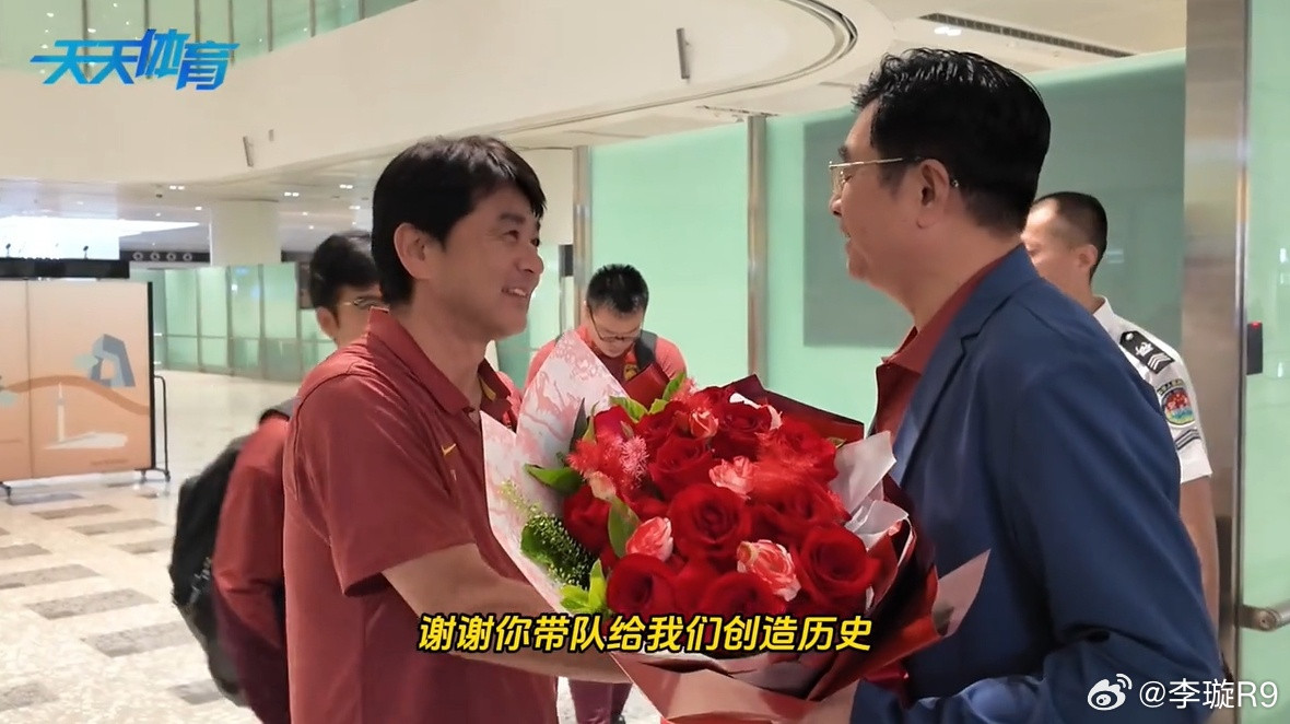 U17国少昨日抵达北京大兴国际机场，足协主席宋凯亲自接机。宋凯对浮嶋敏说：“欢迎