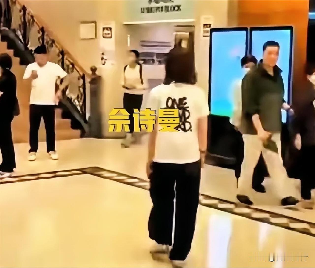 佘诗曼、林峰、吴卓羲匆匆赶去医院，看望许绍雄！今天白天的时候，就有很多明星去医院