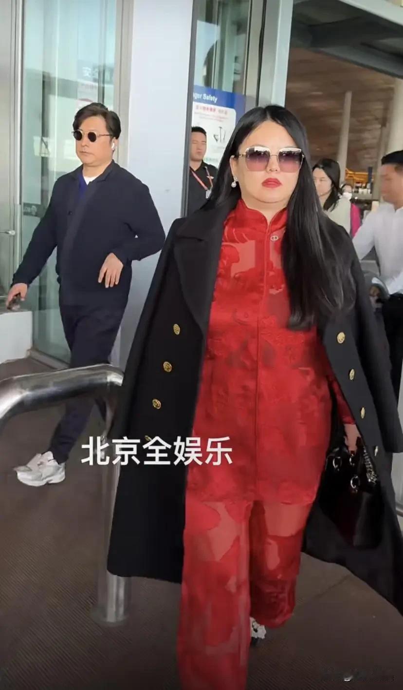 李湘，简直“没眼看”看！近日，李湘和王岳伦去美国给女儿过完生日后，就忙着回国