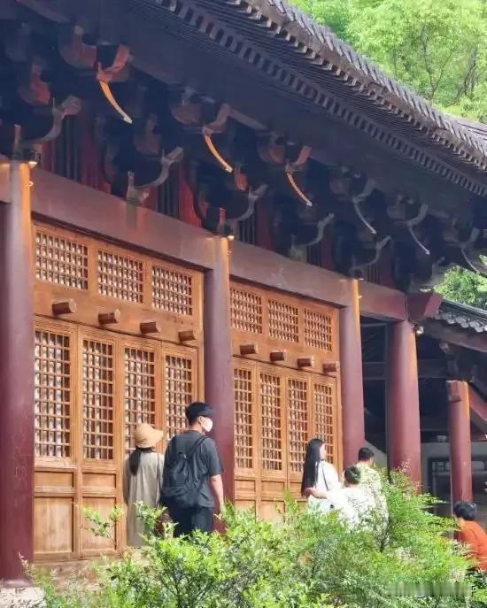 佟大为关悦一家的度假照片。佟大为和关悦结婚18年来，家庭生活分工明确：佟大为在