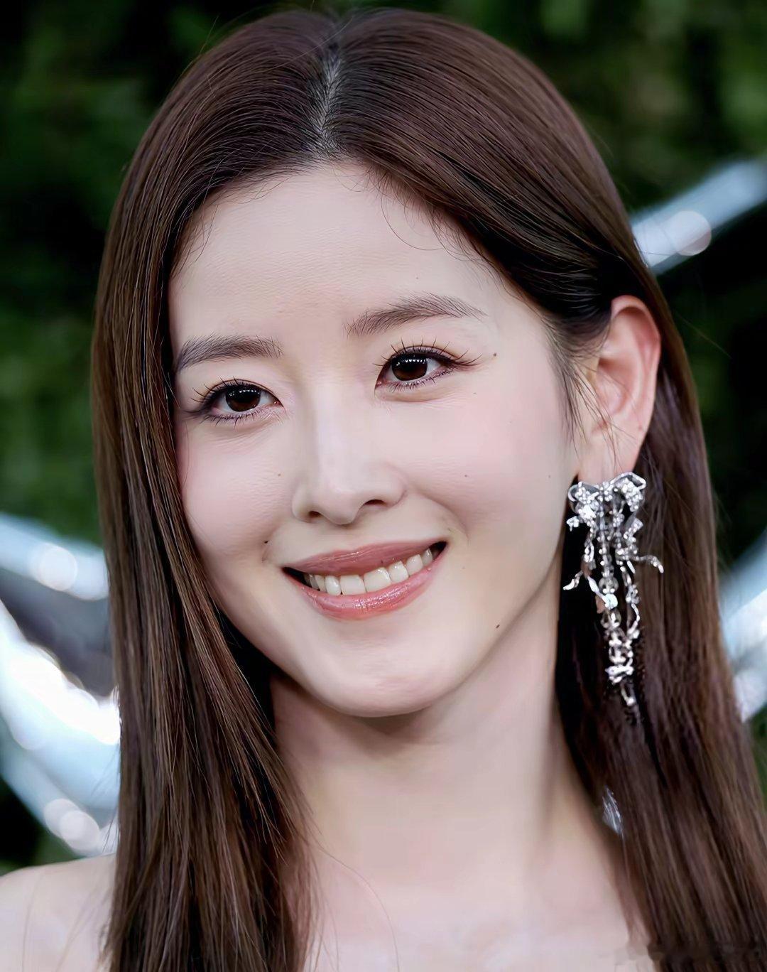 33岁“奶茶妹妹”章泽天现身美国参加博物馆开展活动，她穿着一条灰色长裙，昂贵珠宝首饰加身，但整个人看