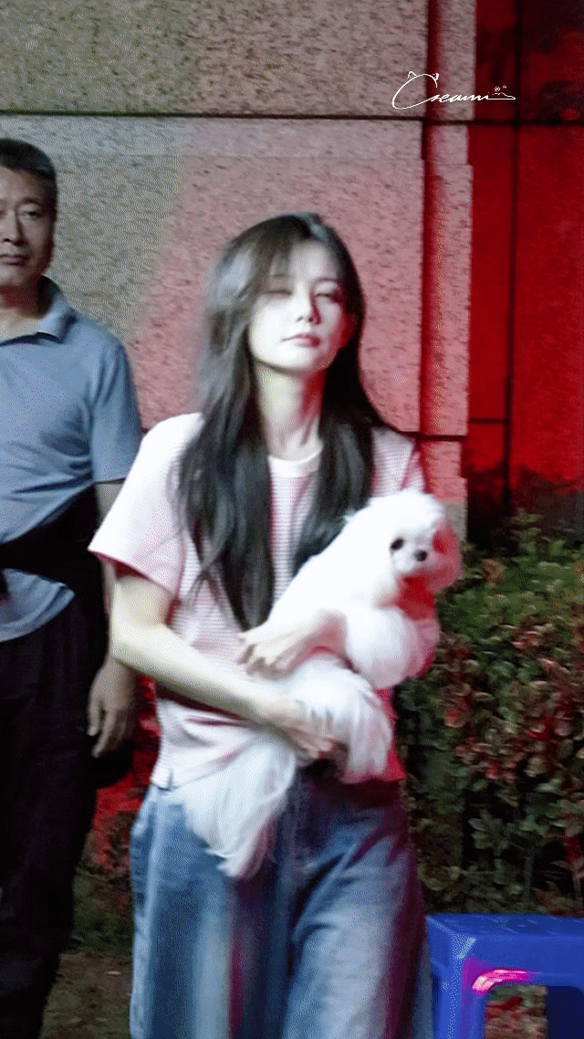 感觉李一桐香香软软的，好想抱抱​​​