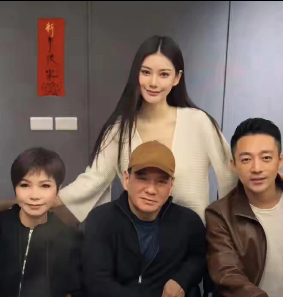 热心肠的兰姐把初为人母的儿媳妇马筱梅夸成了一朵花，婆媳关系相当的融洽。马筱梅这