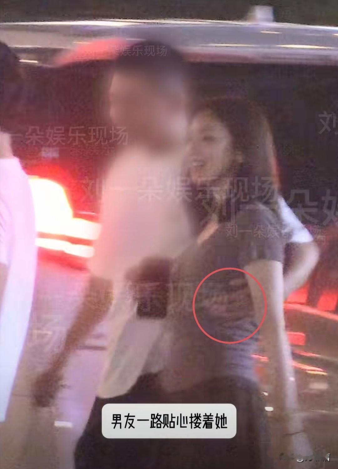 女星彭小苒这个恋情也是挺诡异的……8月19号晚上的彭小苒，在大街上和一名白衣男