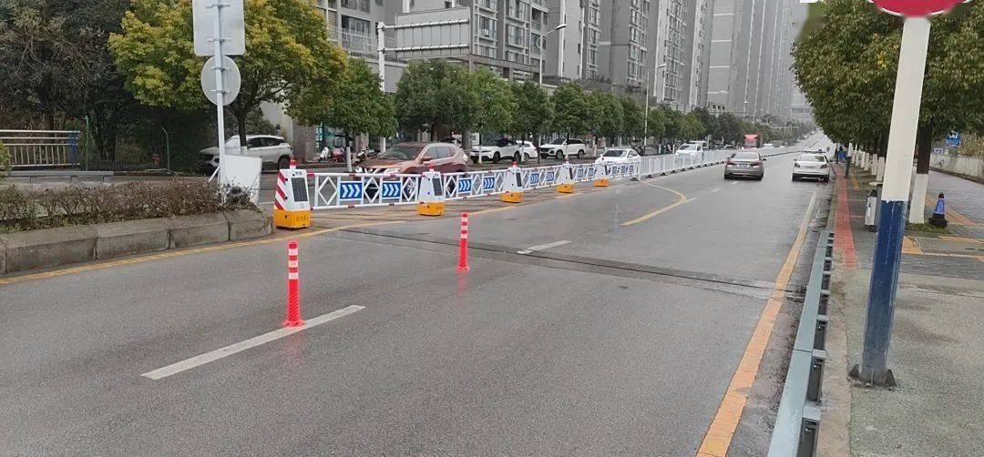 郑州高新区池南路与莲花街路口，此前一直是热门堵点。周边小区众多，早晚高峰左转车流