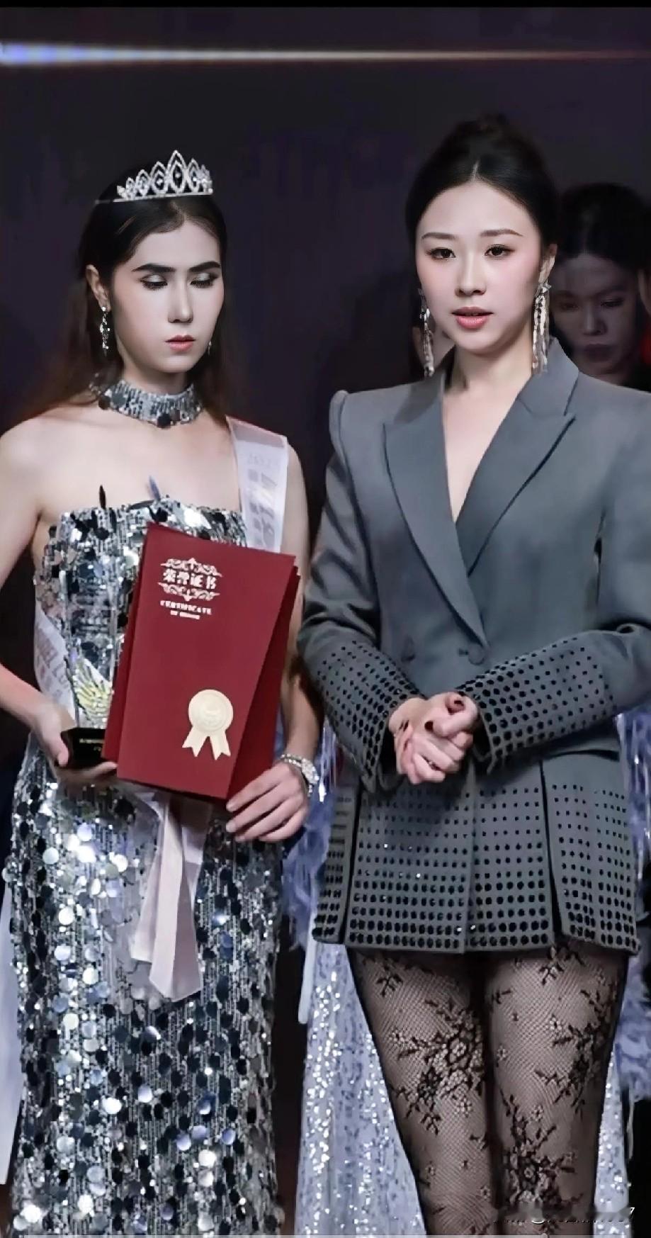 我严重怀疑？是不是我们普通人的眼光，审美出问题了？我最近反复看，都觉得这个