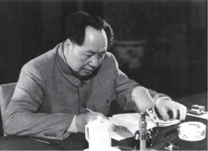 “中央领导人不要集中在北京！”1969年中苏大战一触即发，毛主席紧急召开了中央会