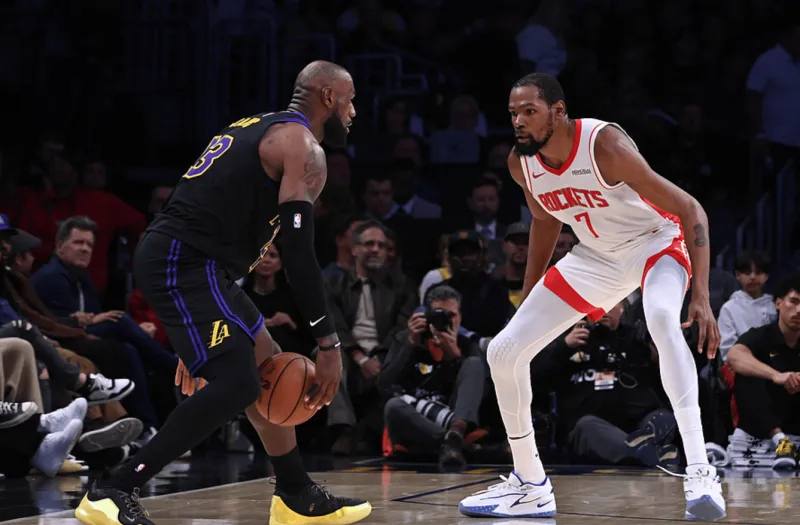 为啥我感觉斯玛特在季后赛比小里弗斯更好用？是，小李进攻天赋拉满，但是身体天赋