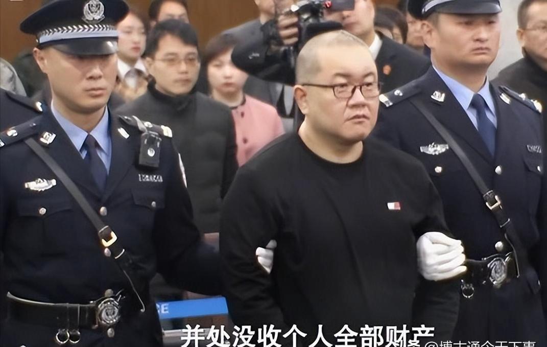 他妈妈早被抓了，根本见不到。法医说，人快死时出汗、发抖、流泪都是身体自己反应，跟