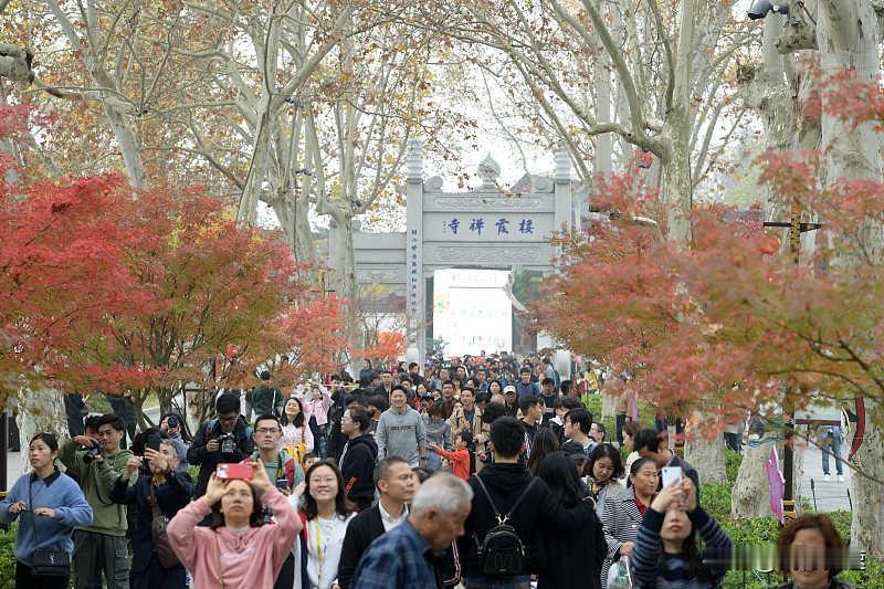 终于享受到了栖霞山免费门票，坐刚开通的南京地铁六号线直达，卡点7点前冲进去，这波