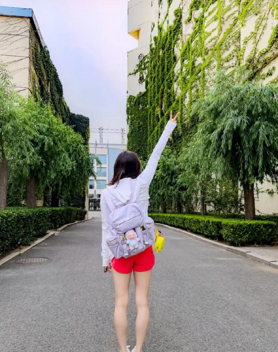 6月18日陈芋汐社交平台晒出美背背包上的新款紫色的labubu，全红婵则在老家看