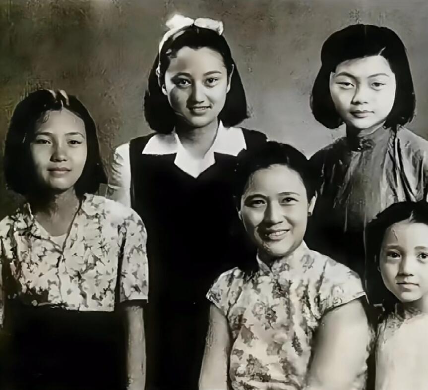 男看王心刚、女看王晓棠，果然是名不虚传啊，你看照片中王晓棠年轻时候一双水灵灵的大