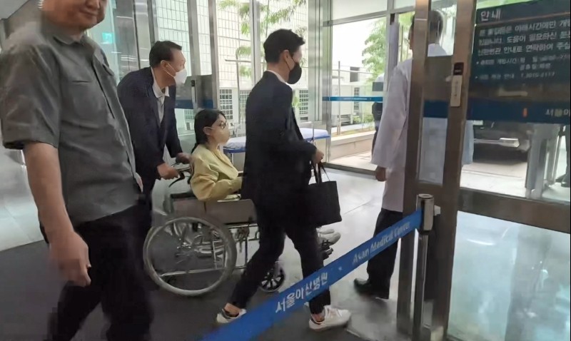 尹锡悦又进看守所，老婆也面临16项指控，李在明誓要让其无法翻身？据多家韩国媒体