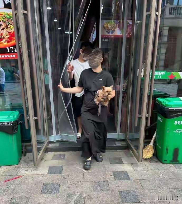 “该阻止吗？”湖北武汉，男子在饭店吃饭，见一女子抱着宠物狗和3个同伴进店，他上前