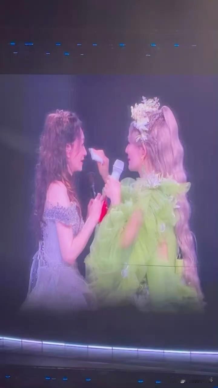 谢娜演唱会首位登台嘉宾，竟是多年闺蜜李小冉。两人同台合唱经典曲目《心愿便利贴》，