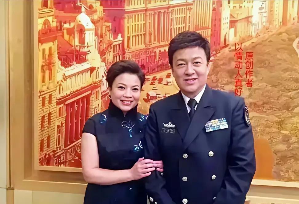 看了这张照片后，有这么一个感觉：张也依偎着身边这位穿着海军少将军装的军官，自己