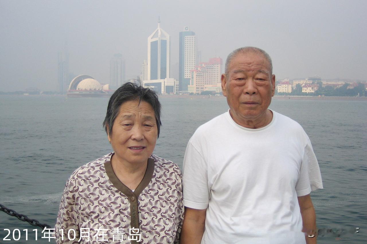 父亲提供了生活保障，母亲保障了一日三餐。父亲尽管在南京当工人，但每月都会把工资寄