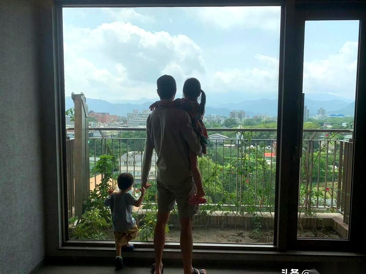 那边厢，喜气洋洋，新人笑，新孕到。这边厢，一个男人，带着俩娃，安安静静。全世