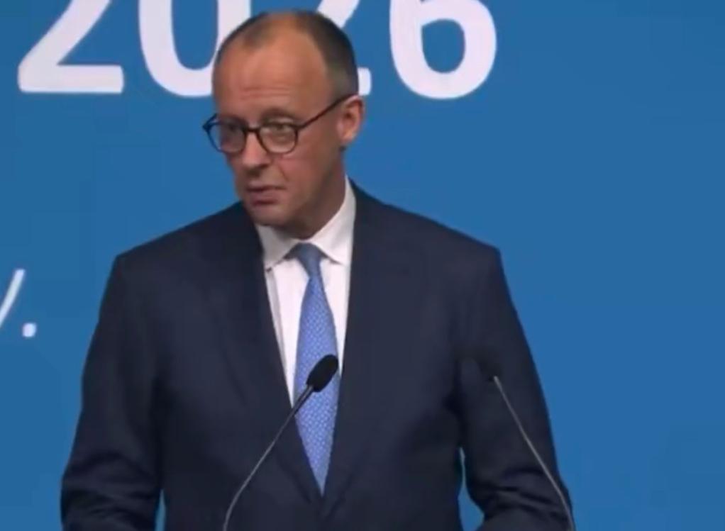 德国总理默茨此前在接受采访时说：“美国有约3.4亿人口，而世界人口有80