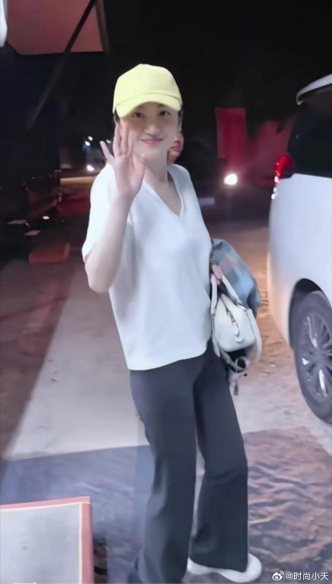 景甜日常穿衣挺随意的，脸还是能打的。