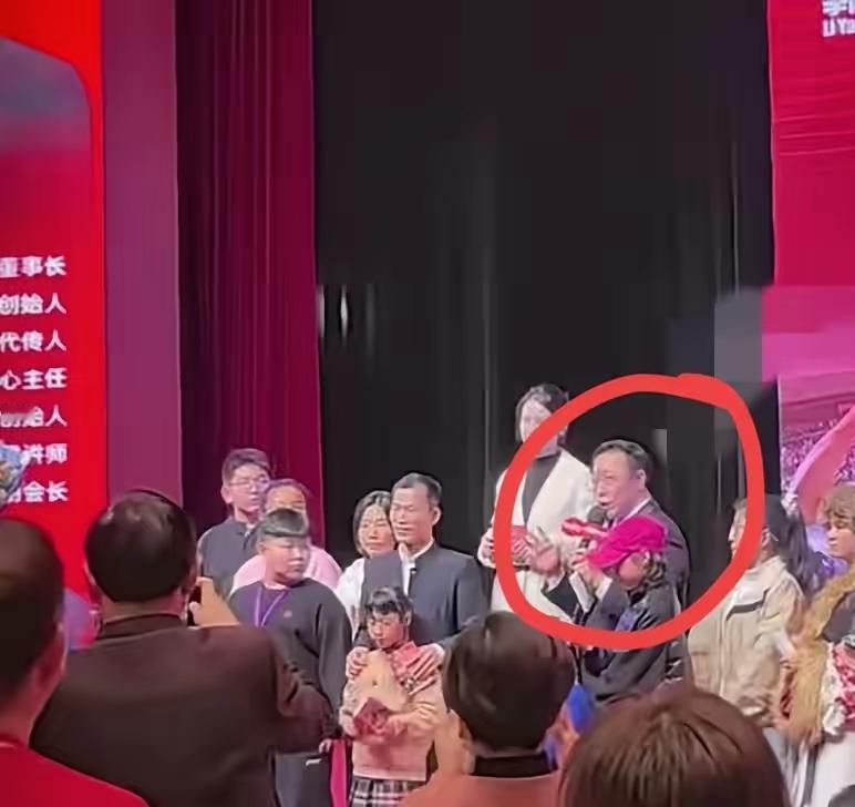 董宇辉的英语被李阳无情的吐槽了，说他几乎每一句都有语法错误，董宇辉也急时回应了，