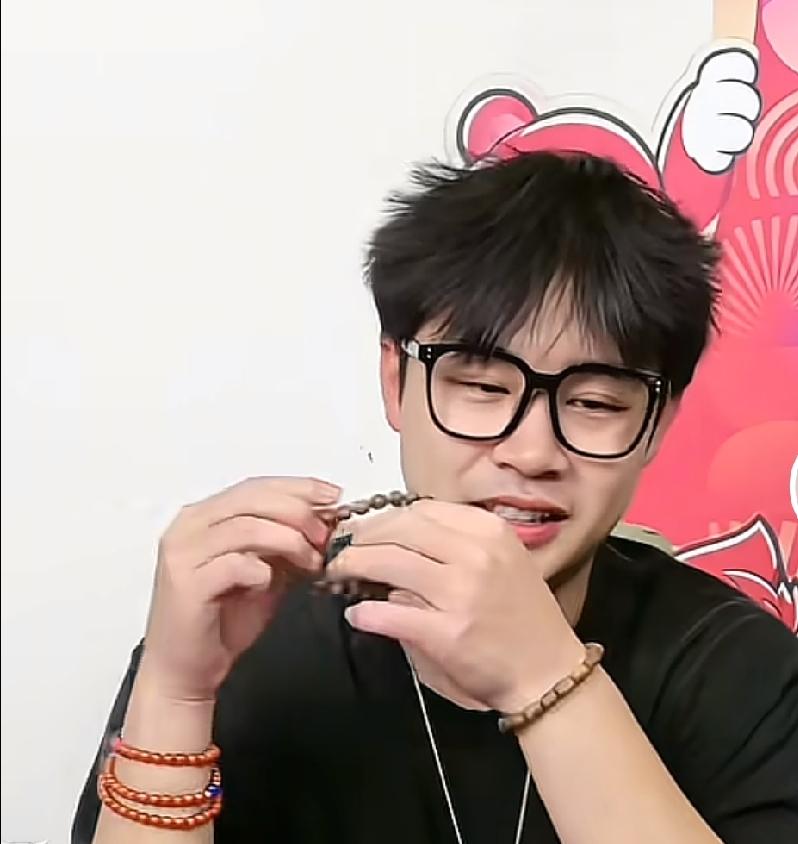 谁都不服，就服草莓熊，太敢说了；对于有前退役人员内涵现役队友，他毫不客气的站出来