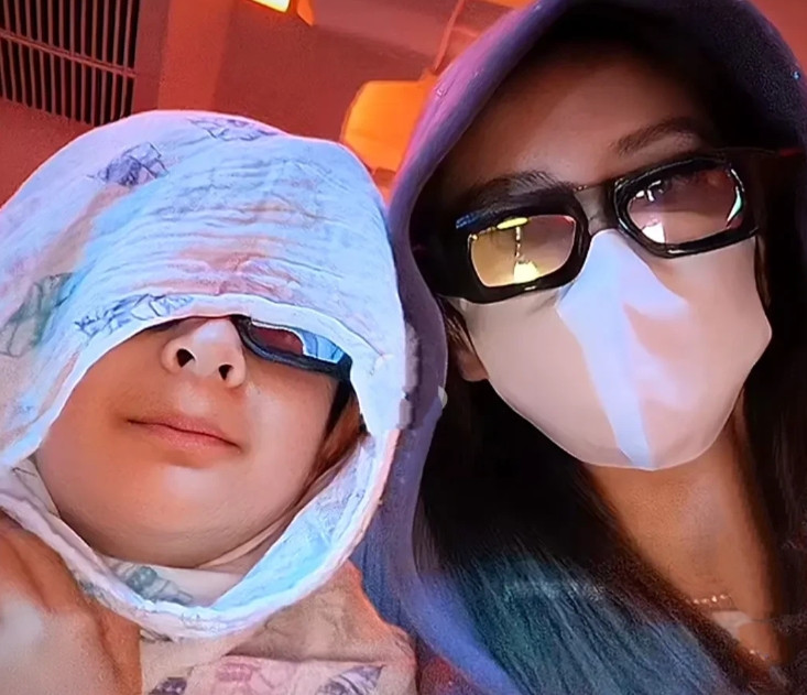 杨颖在晒和8岁儿子小海绵的自拍照，并且配文，“大家节日快乐”，小海绵已经8岁了，
