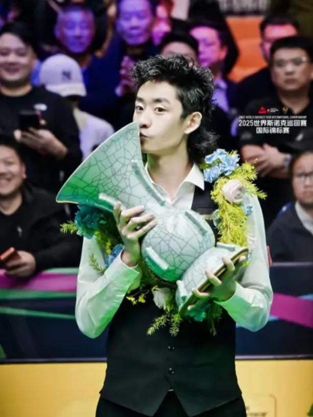 从追光到发光！吴宜泽击败世界冠军，捧起斯诺克荣耀奖杯2025年11月9日晚2