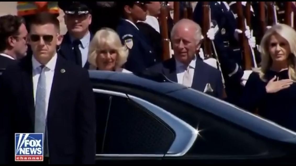 查尔斯三世和卡米拉刚刚落地美国安德鲁斯基地，现场奏响了美国国歌。这是特朗普当总统