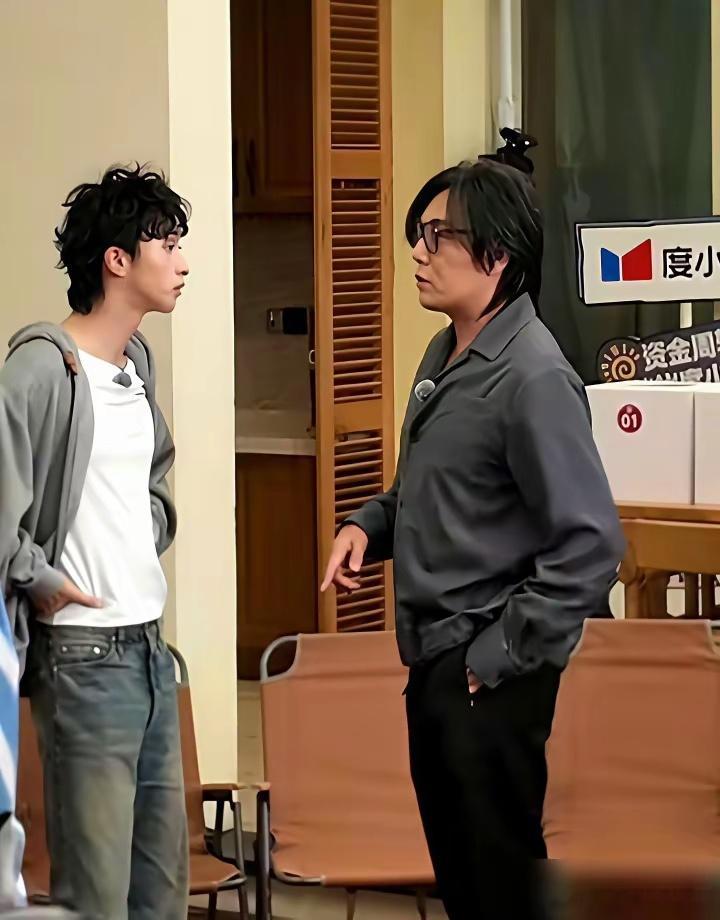 记者问秦昊，你有几个孩子？秦昊当初帮继子小哈利改毕业简历的时候，直接撂下一句“