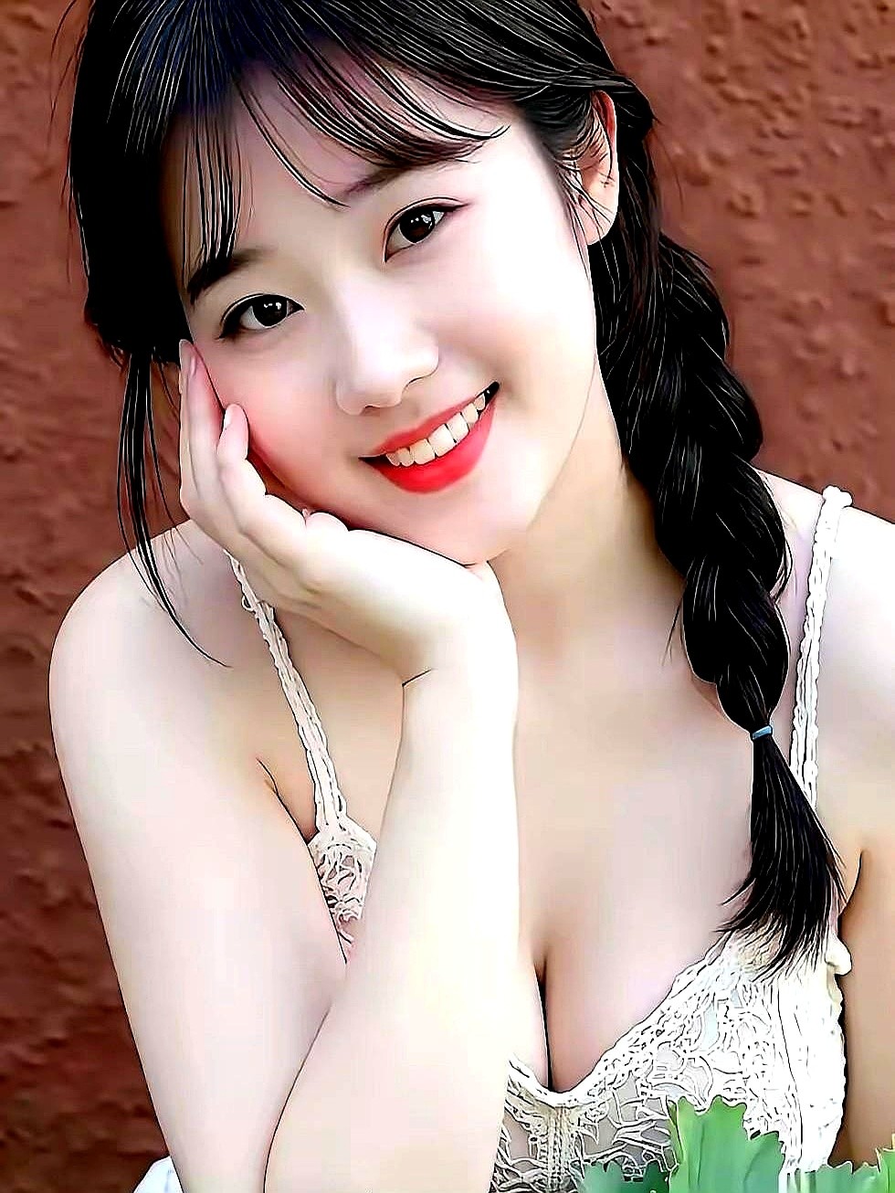 29岁鞠婧祎穿白抹胸长裙出场，胶片随拍愣是看出了刚出校园的错觉。对比现实里被工作和带娃折腾的同龄人，